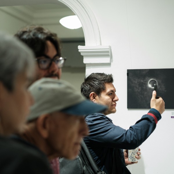 Inauguración de la exposición fotográfica "Día uno" de estudiantes del instituto